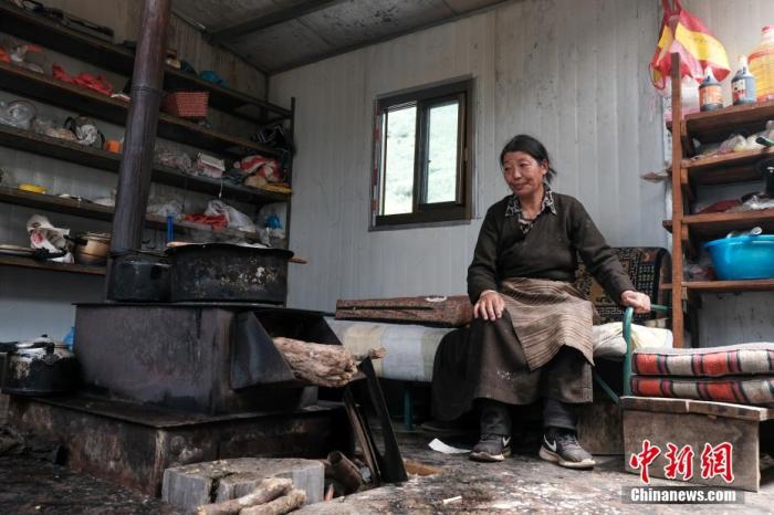 圖為8月6日，“玉麥姐妹”央宗在自家牧場放牧點的小屋里，她傳承了父親的生活習(xí)慣，喜歡待在牧場。 <a target='_blank' ></p><p  align=
