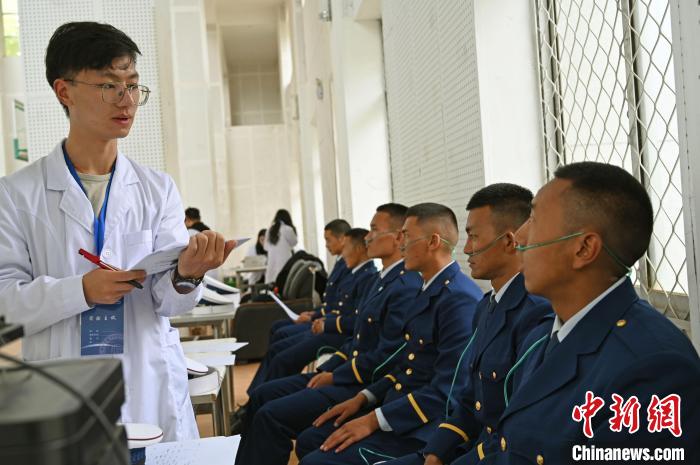 圖為研究團(tuán)隊(duì)成員登記消防員信息?！≮w朗 攝