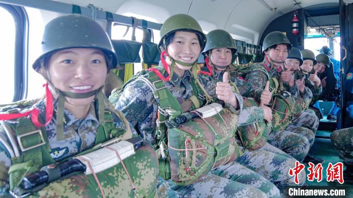 圖為女兵們在直升機上準備跳傘?！⊥跏鰱| 攝