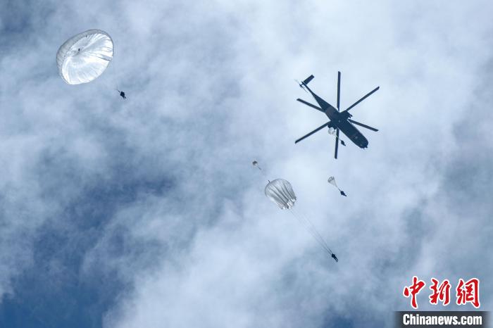 圖為傘降女兵在空中開傘?！⊥跏鰱| 攝