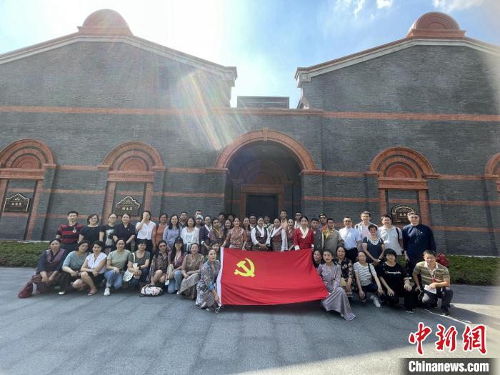 參觀中共一大、二大會址，學員們回顧了中國共產黨百年大黨的革命歷程?！∪A東師大供圖