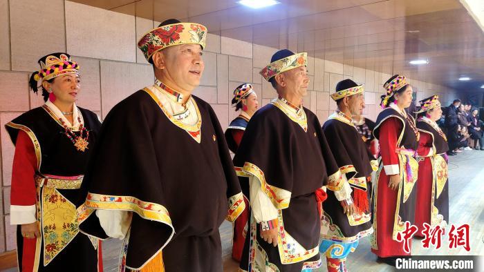 圖為西藏老年舞蹈隊(duì)在后臺(tái)準(zhǔn)備上場(chǎng)。　貢桑拉姆 攝