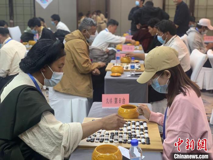 圖為參賽選手正在進(jìn)行藏棋對(duì)弈?！≈x牧 攝
