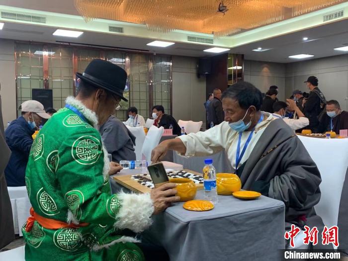 圖為參賽選手正在進(jìn)行藏棋對(duì)弈。　謝牧 攝