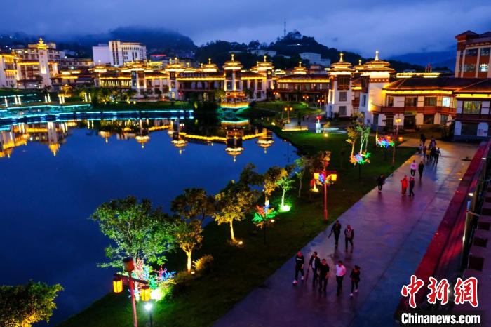 圖為2021年5月18日，西藏自治區(qū)墨脫縣城入夜，昔日的“高原孤島”如今面貌一新。　江飛波 攝