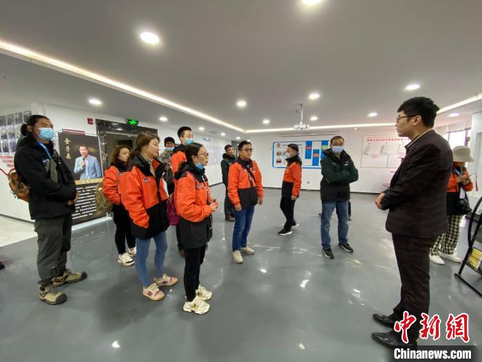 圖為2021瀾湄萬里行中外媒體在昌都新區(qū)采訪?！±罱瓕?攝