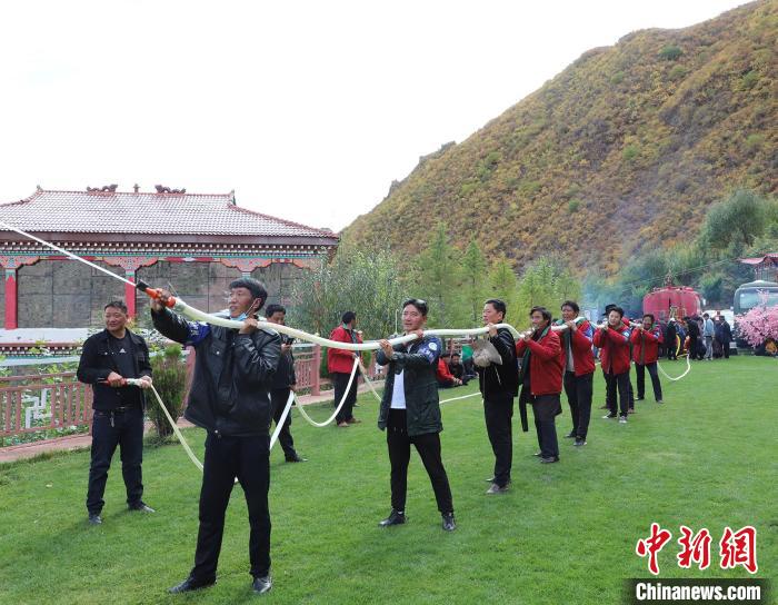 圖為護(hù)林員體驗(yàn)架設(shè)水泵。　昌都市森林消防支隊 供圖