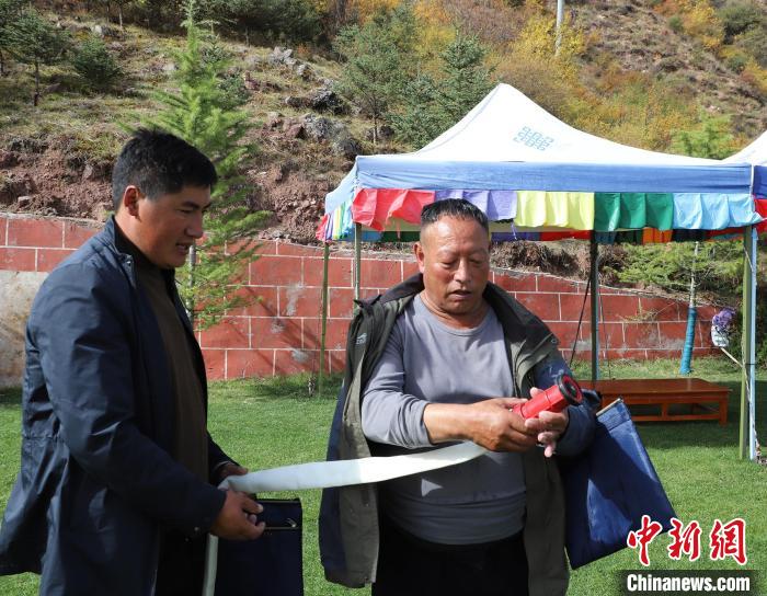 圖為護(hù)林員操作體驗(yàn)滅火裝備?！〔际猩窒乐ш?供圖