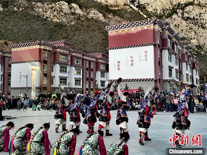 圖為文藝工作者在新村表演節(jié)目。　左貢縣委宣傳部 供圖