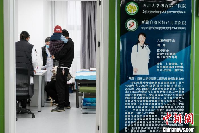 圖為四川大學(xué)華西第二醫(yī)院專家接診。　江飛波 攝