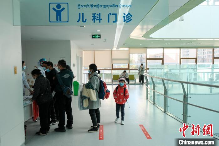 圖為兒科義診接診現(xiàn)場(chǎng)?！〗w波 攝