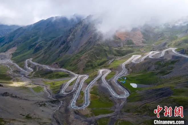 資料圖：航拍通往西藏隆子縣玉麥鄉(xiāng)的盤山公路。　江飛波 攝