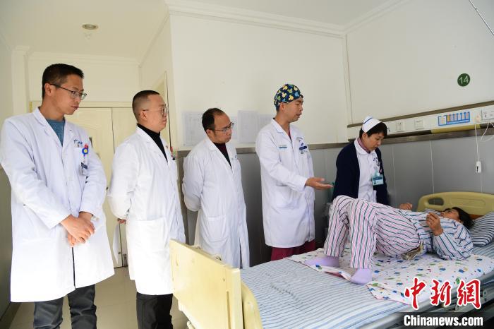 圖為何蔚副主任醫(yī)師(站右二)及團隊術(shù)后指導患者進行腰背肌鍛煉?！∝暩聛硭?攝