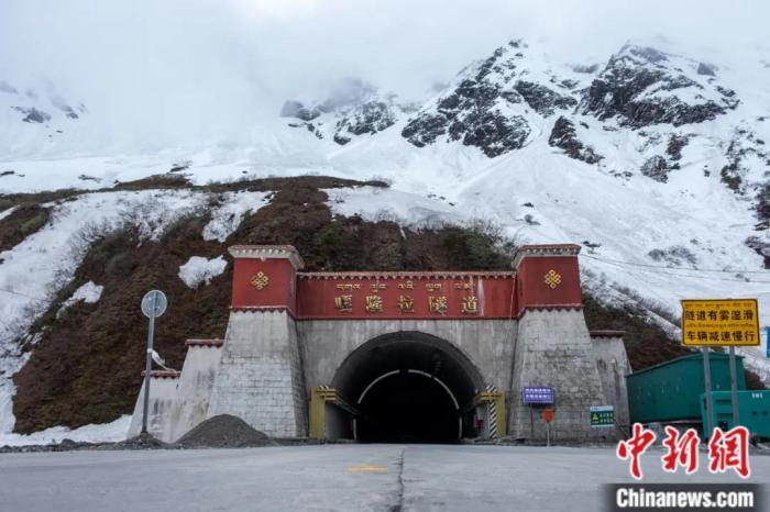 墨脫公路控制性工程——嘎隆拉隧道。上方為嘎隆拉雪山，曾是進入墨脫最大的“攔路虎”。