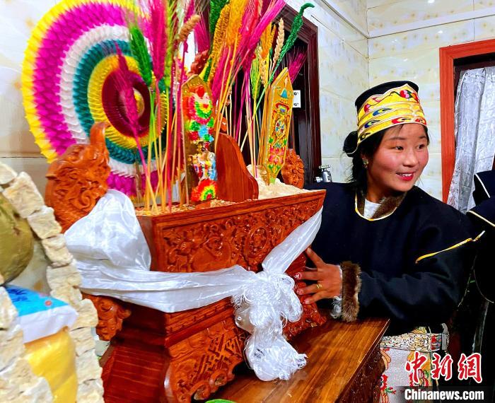 圖為藏族姑娘端著吉祥切瑪?！∪轿木?攝