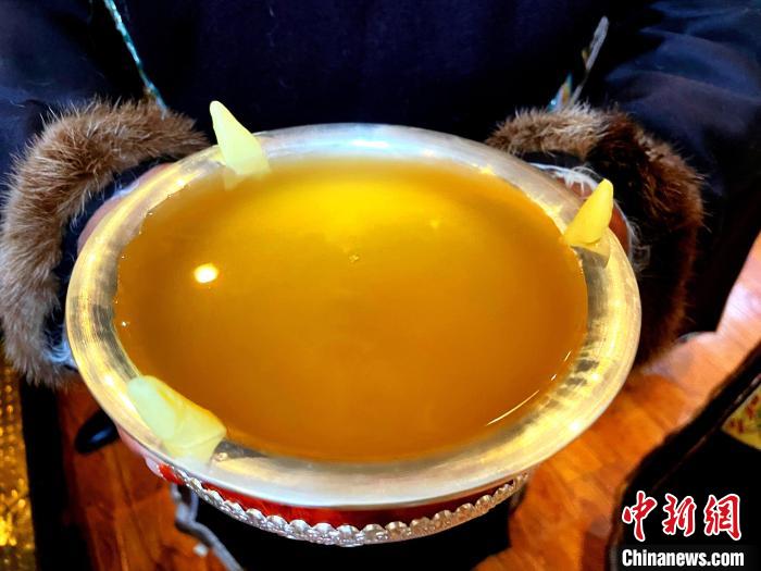 圖為青稞酒。　冉文娟 攝