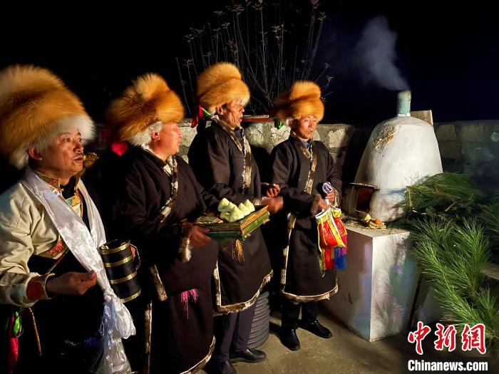圖為除夕之夜進行的驅鬼儀式?！∪轿木?攝