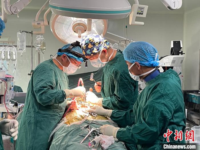 圖為在北京援藏醫(yī)療隊專家指導下，多項新技術使用到脊柱疾病的手術中。(資料圖) 拉薩市人民醫(yī)院脊柱外科供圖