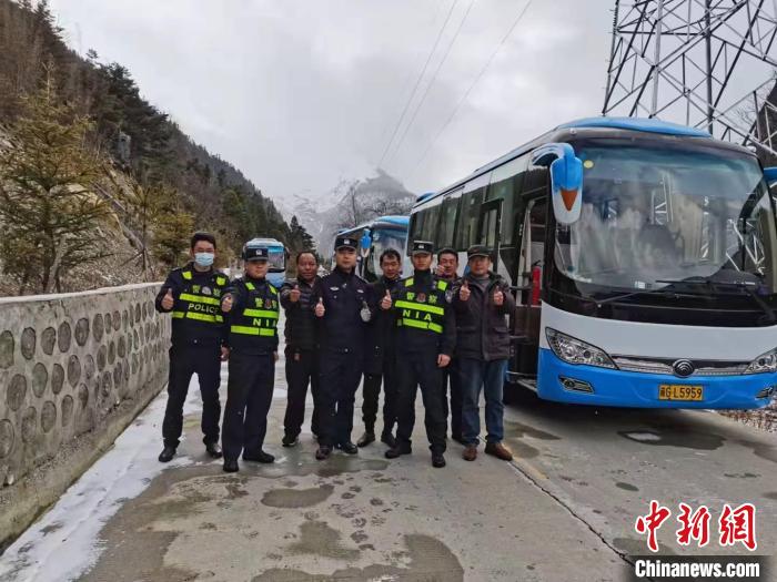 救援成功后，司機(jī)們與邊境派出所民警合影。　李建峰 攝