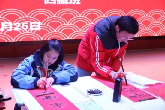 現(xiàn)場(chǎng)書(shū)寫(xiě)春聯(lián)。梁超攝