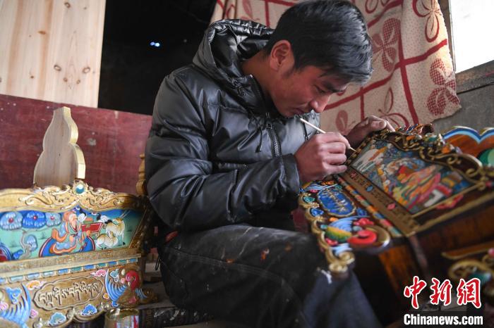 圖為拉薩手藝人制作年貨“切瑪盒”?！∝暩聛硭?攝