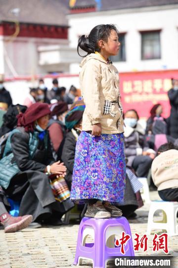 圖為觀看節(jié)目的小女孩?！∝暩聛硭?攝