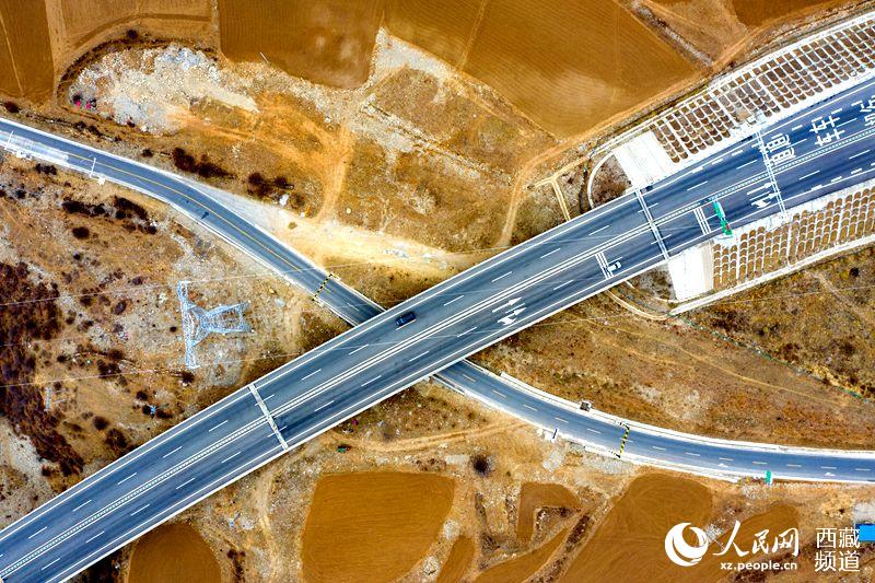 拉林高等級公路。徐馭堯攝