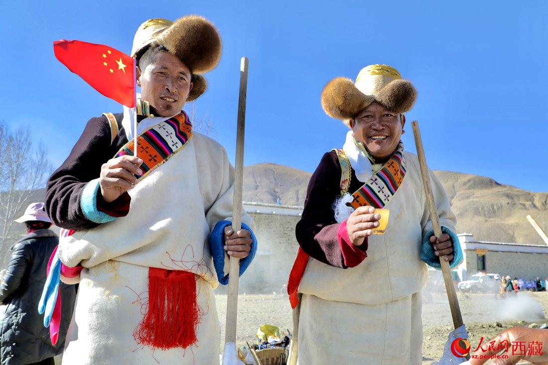 互敬青稞酒，祈福一年的豐收。人民網(wǎng) 次仁羅布攝