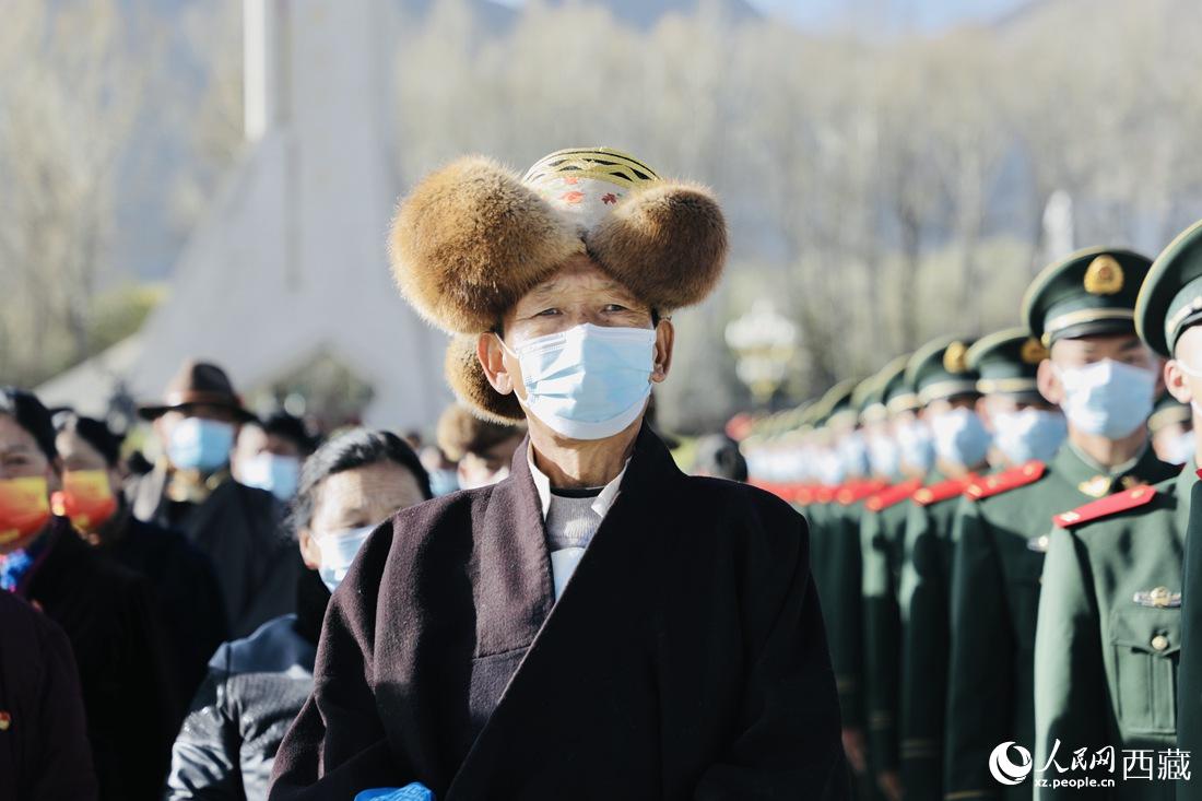 群眾代表們參加升旗儀式現(xiàn)場(chǎng)。人民網(wǎng) 次仁羅布 攝