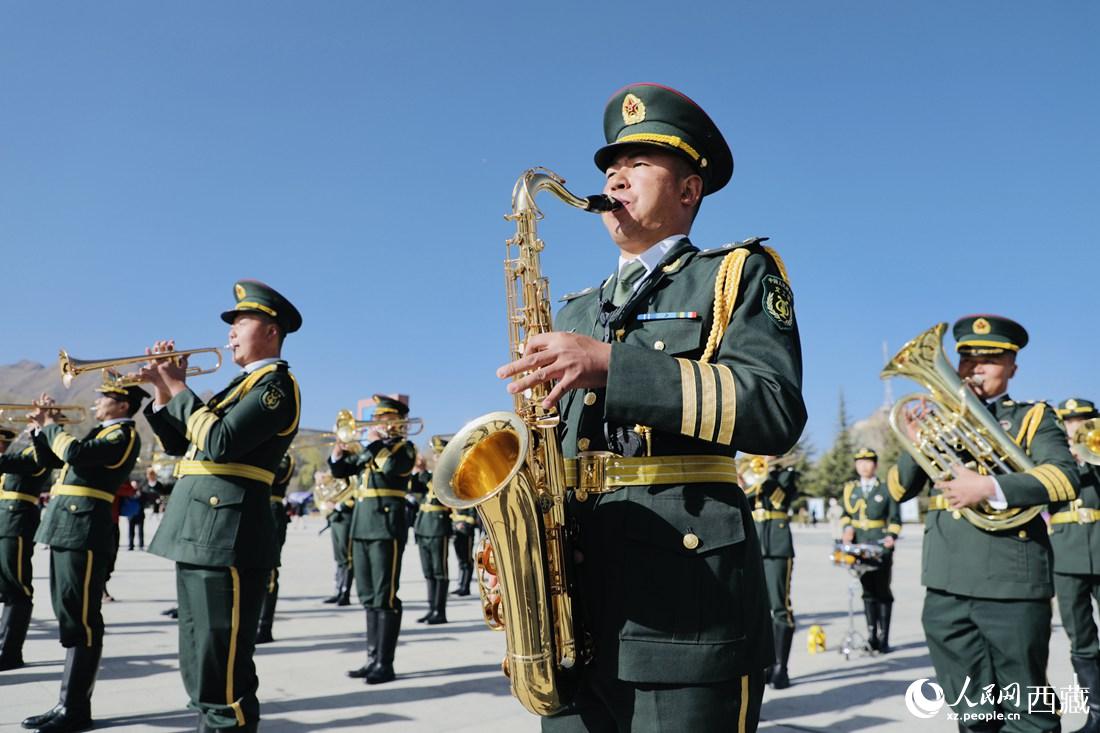 軍區(qū)文工團(tuán)奏響國(guó)歌。人民網(wǎng) 次仁羅布攝