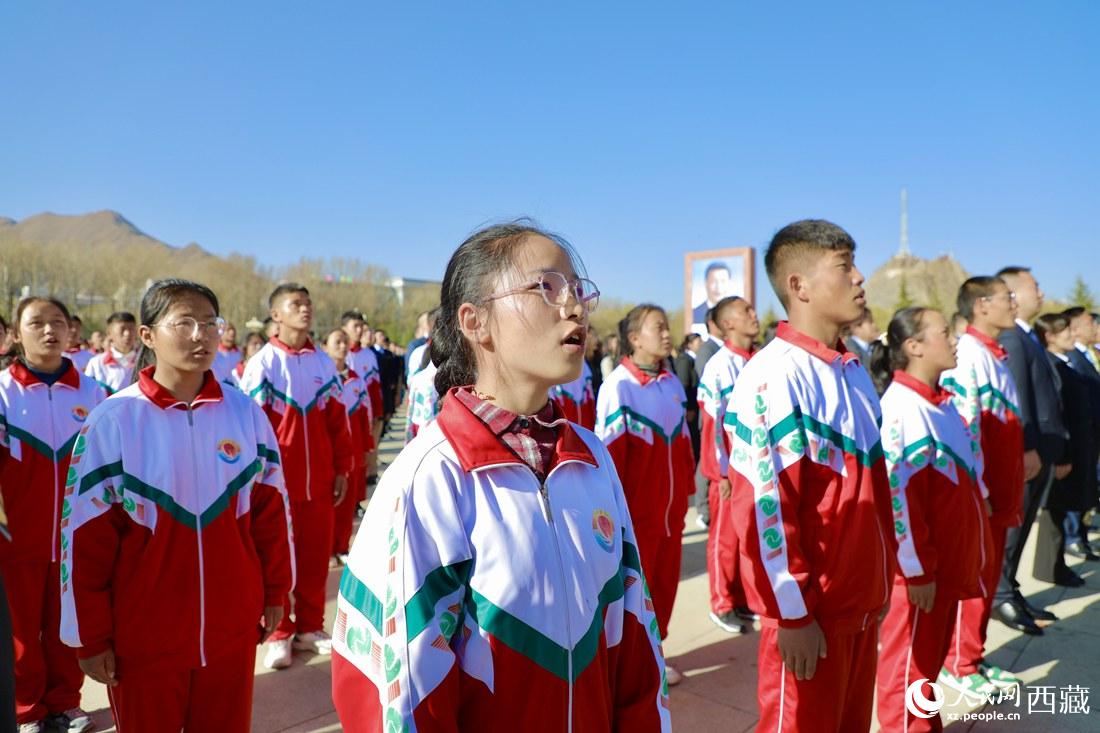 全體奏唱國(guó)歌。人民網(wǎng) 次仁羅布攝