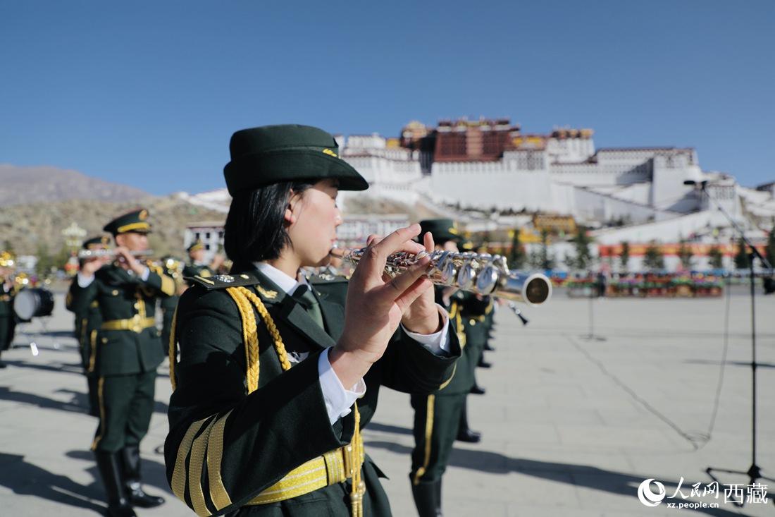 軍區(qū)文工團(tuán)奏響國(guó)歌。人民網(wǎng) 次仁羅布攝