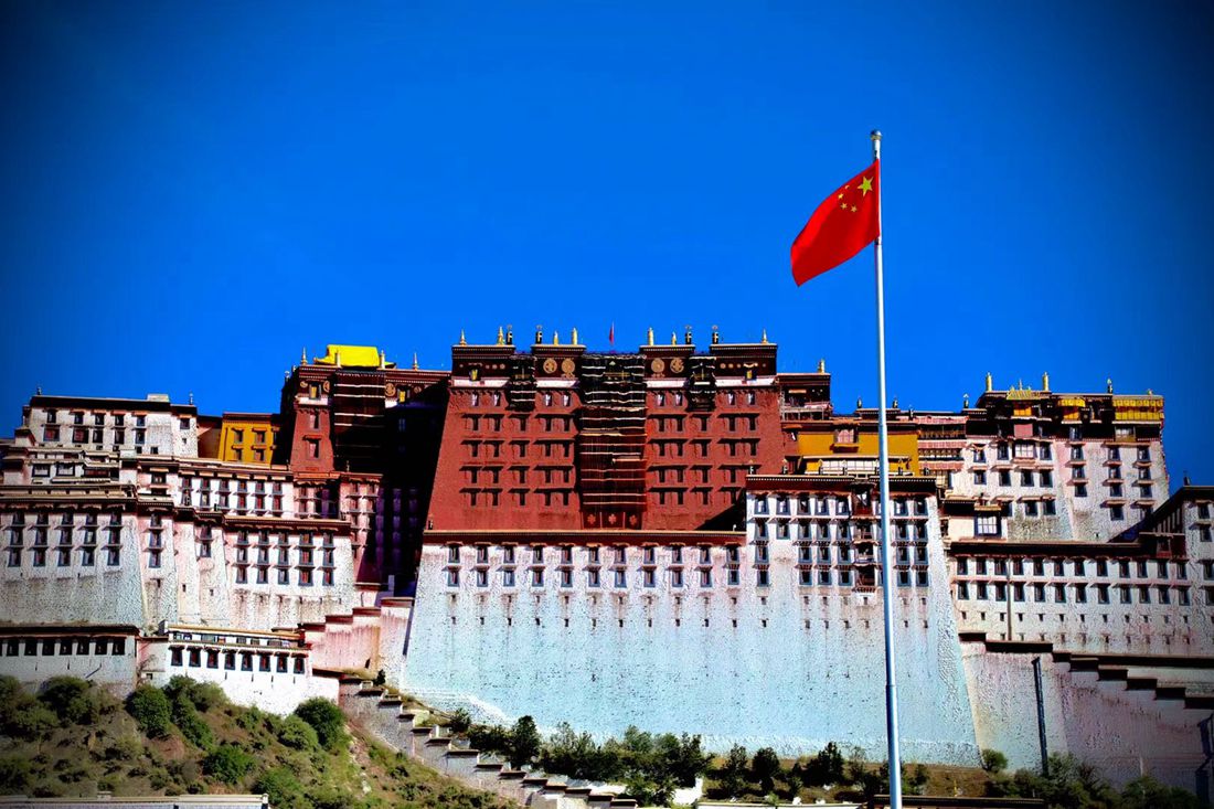 五星紅旗迎風(fēng)飄揚(yáng)。人民網(wǎng) 次仁羅布攝
