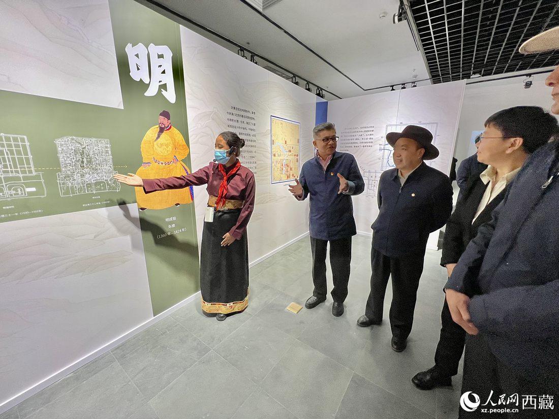 拉薩市北京實(shí)驗(yàn)中學(xué)的學(xué)生講解員進(jìn)行講解。人民網(wǎng) 次仁羅布攝
