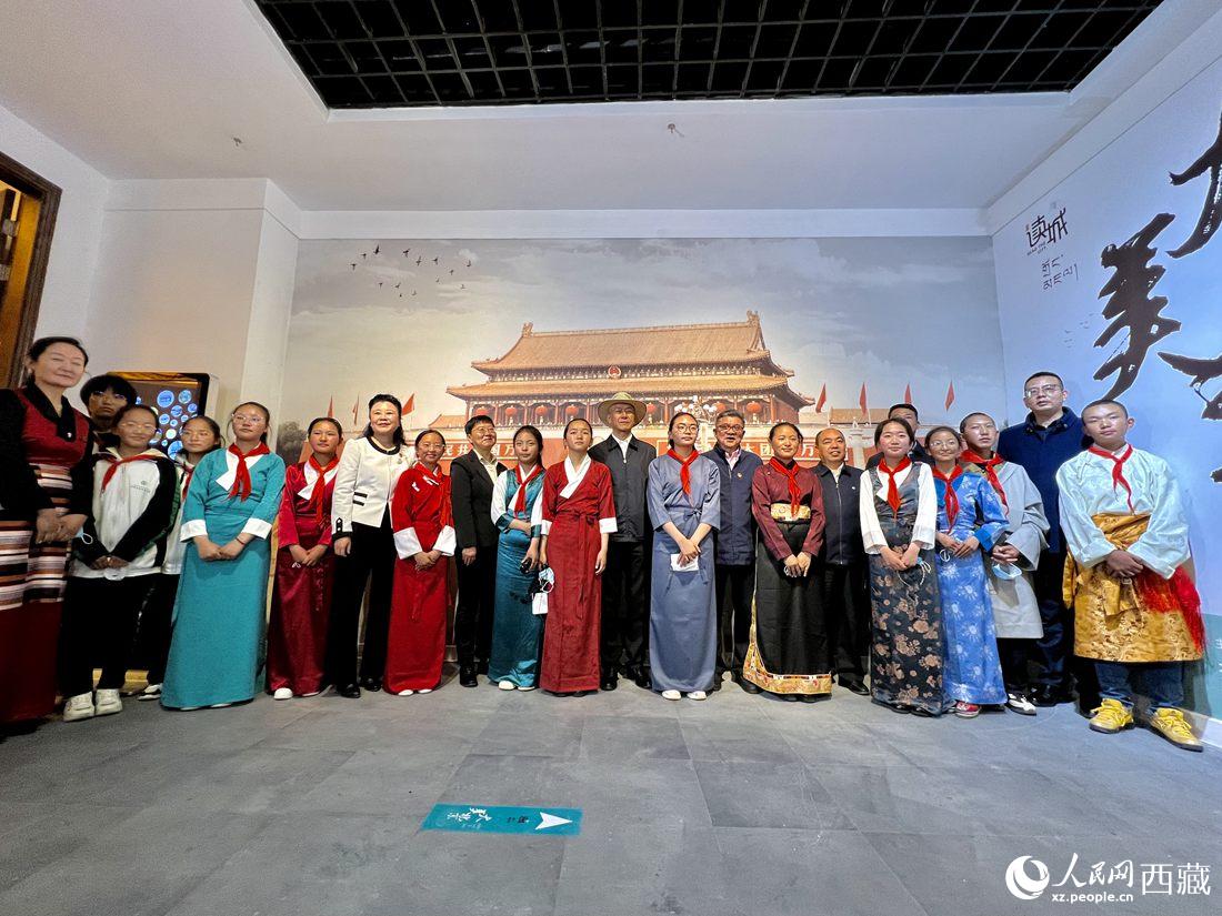 合影留念。人民網(wǎng) 次仁羅布攝