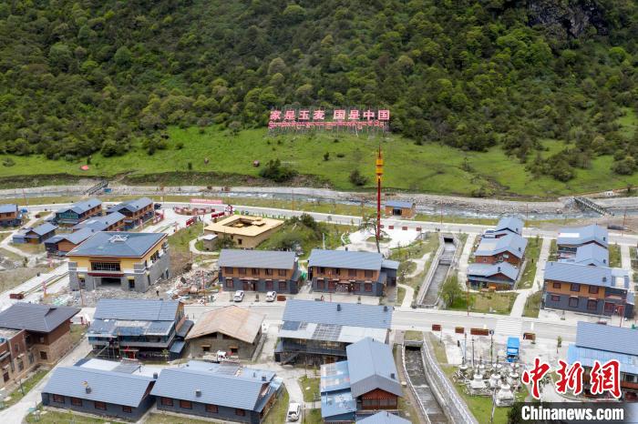 “家是玉麥 國是中國”的大字豎立在玉麥鄉(xiāng)旁的山腳上?！钊A峰 攝