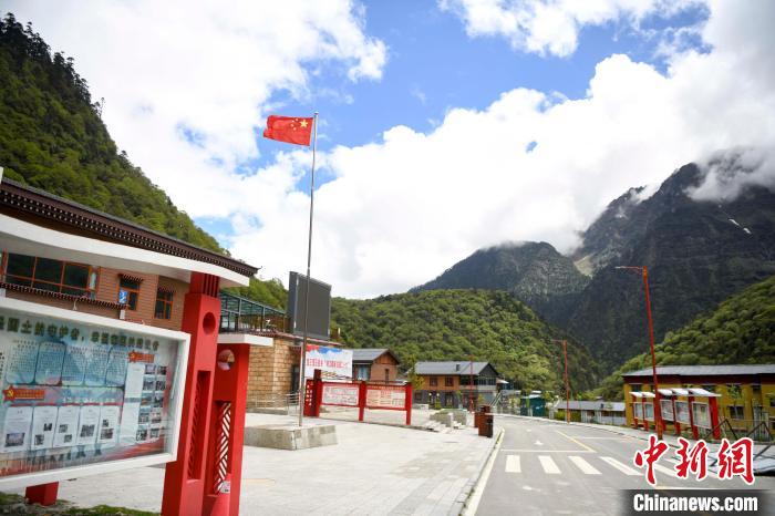 玉麥鄉(xiāng)內(nèi)道路變成了硬化路?！钊A峰 攝