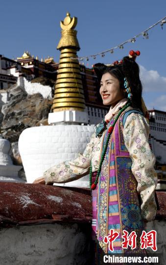 西藏自治區(qū)級(jí)非遺項(xiàng)目——拉薩服飾，圖為舊時(shí)拉薩貴族婦女的裝扮。