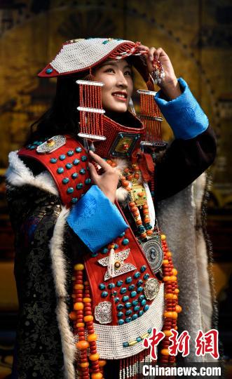 圖為國(guó)家級(jí)非遺項(xiàng)目——西藏阿里普蘭的“宣”服，該服飾華麗稀有，每逢節(jié)日盛典時(shí)才會(huì)穿戴?！±盍?攝