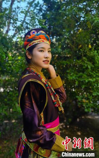 圖為國(guó)家級(jí)非遺項(xiàng)目——林芝工布藏族服飾?！±盍?攝