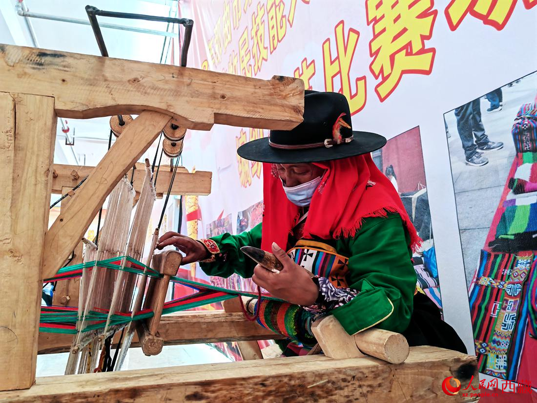 紡織手藝展示。人民網(wǎng) 李海霞攝