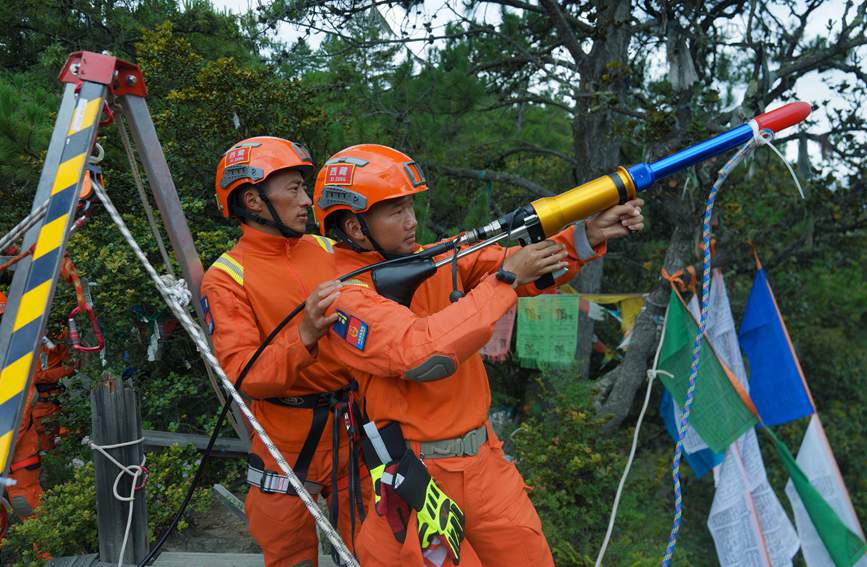 發(fā)射拋投器 。西繞拉翁攝