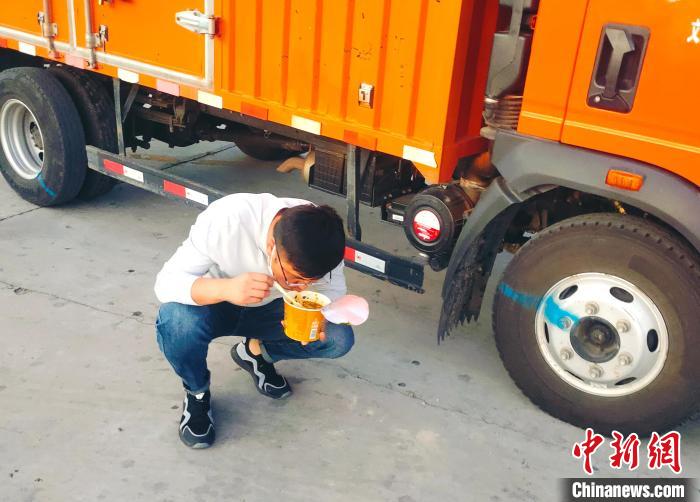 由于沿路疫情原因，閆光宇和朋友只能在服務(wù)區(qū)簡餐。　鄭朋 攝