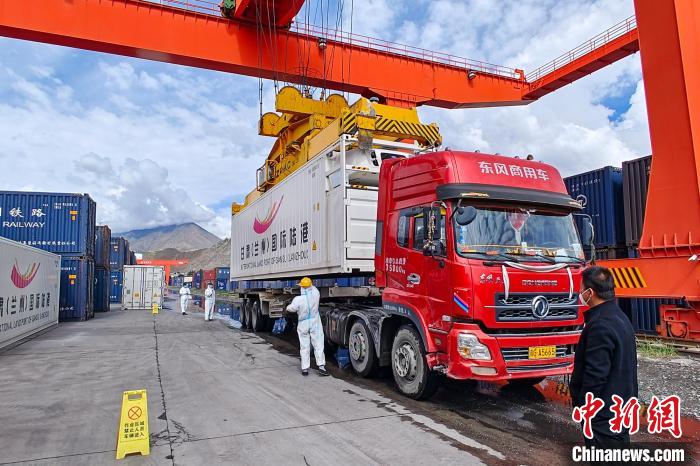 援助物資卸車現(xiàn)場?！F青藏集團(tuán)有限公司拉薩車務(wù)段 供圖