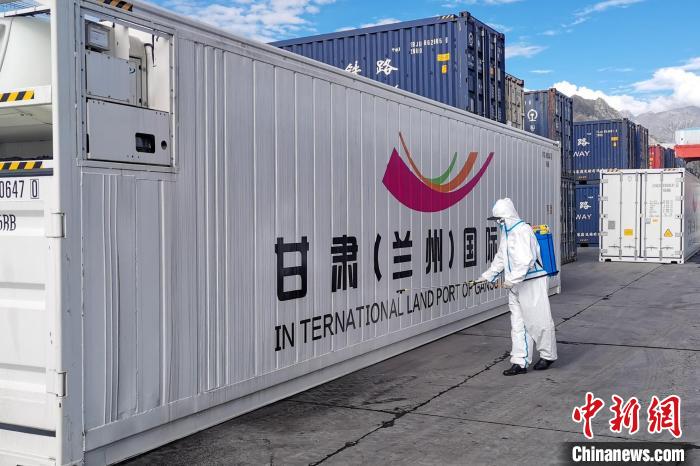 9月9日，甘肅省援助拉薩700噸生活物資“乘冷鏈專列”抵達(dá)拉薩?！F青藏集團(tuán)有限公司拉薩車務(wù)段 供圖