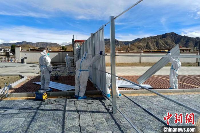 西藏金塔建設(shè)集團(tuán)有限公司職工支援日喀則方艙建設(shè)?！∈茉L者供圖