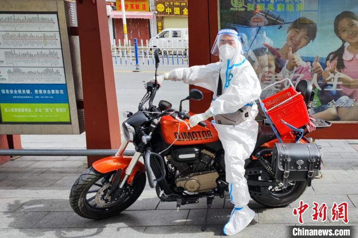 圖為西藏阜康醫(yī)療工作人員騎摩托為居家防疫市民送藥?！∈茉L者供圖