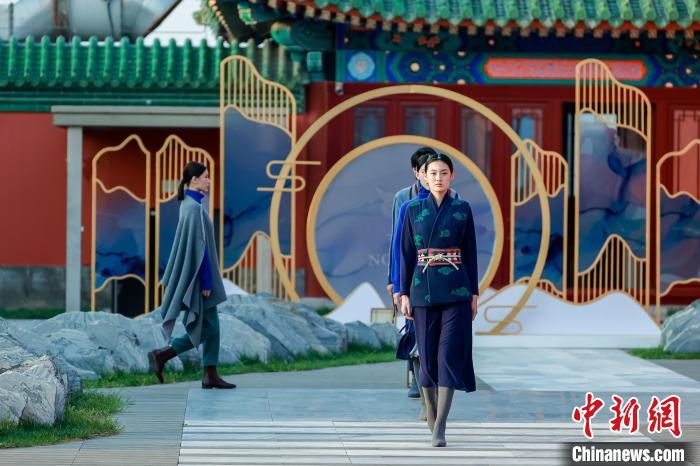 近40套藏式針織系列時裝亮相2022北京時裝周。　北京時裝周供圖