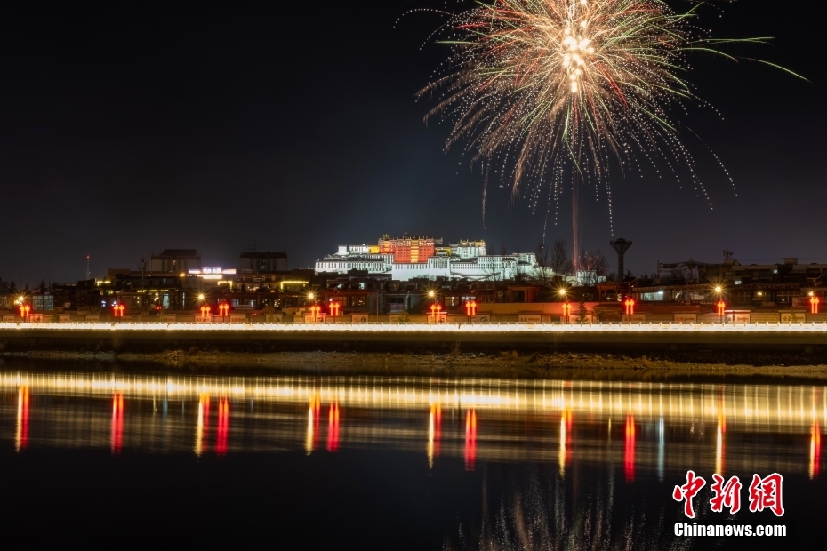 資料圖為2022年3月1日，拉薩迎來藏歷新年“古突夜”，煙花與被燈光照亮的布達拉宮交相輝映。 <a target='_blank' href='/'><p  align=