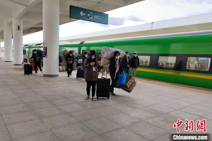 10月6日，乘客乘復(fù)工專列抵達(dá)日喀則?！±_車務(wù)段 供圖